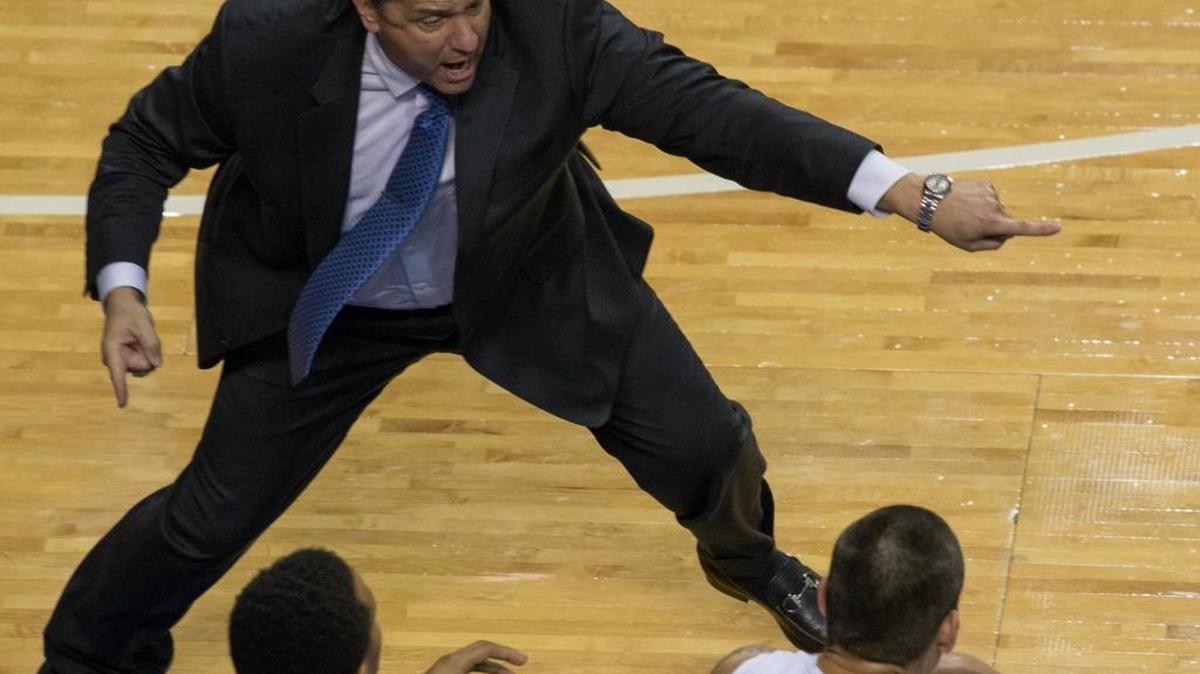 Kentucky Wildcats head coach John Calipari motioned to Derek Willis (35) as UK defeated UL 75-73 in Rupp Arena Saturday Dec. 26, 2015 in Lexington, Ky.