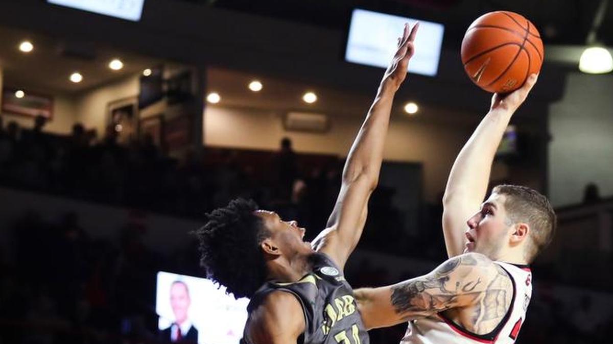 Western Kentucky forward Justin Johnson (23) shoots while guarded by UAB forward William Lee (34) during WKU’s 77-69 win in an NCAA college basketball game Thursday, Jan. 18, 2018, in Bowling Green, Ky.
