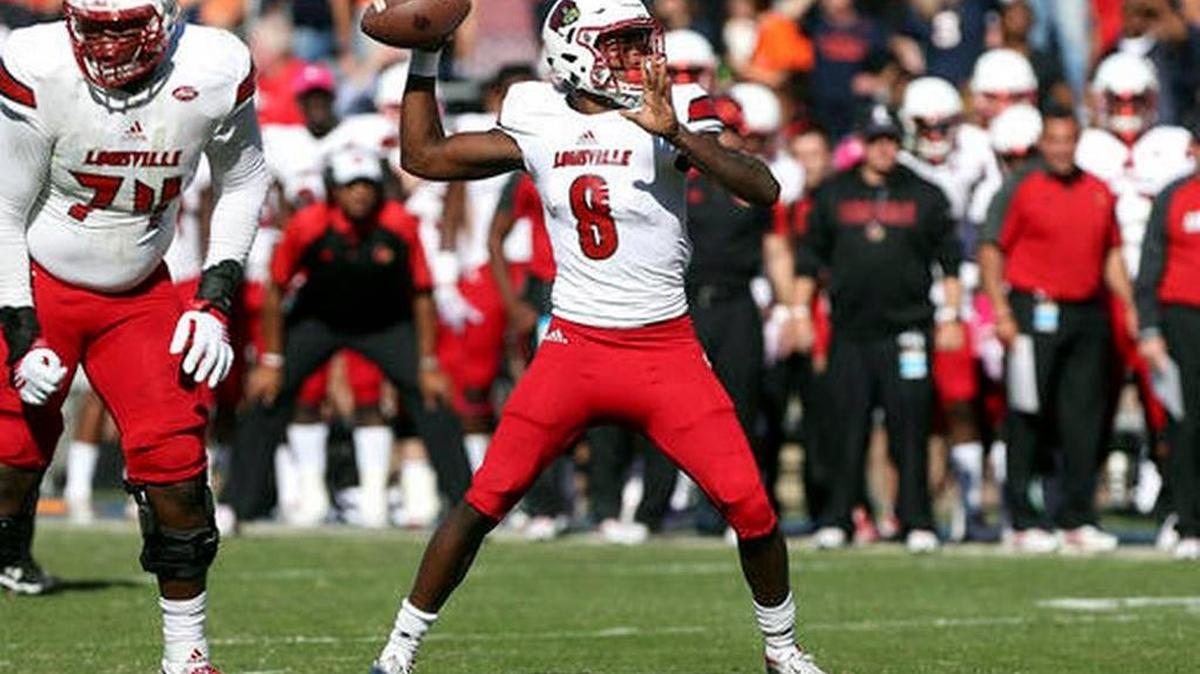 Louisville quarterback Lamar Jackson (8) throws a touchdown during the first half the Cardinals’ 32-25 win over Virginia on Saturday, Oct. 29, 2016 in Charlottesville, Va.