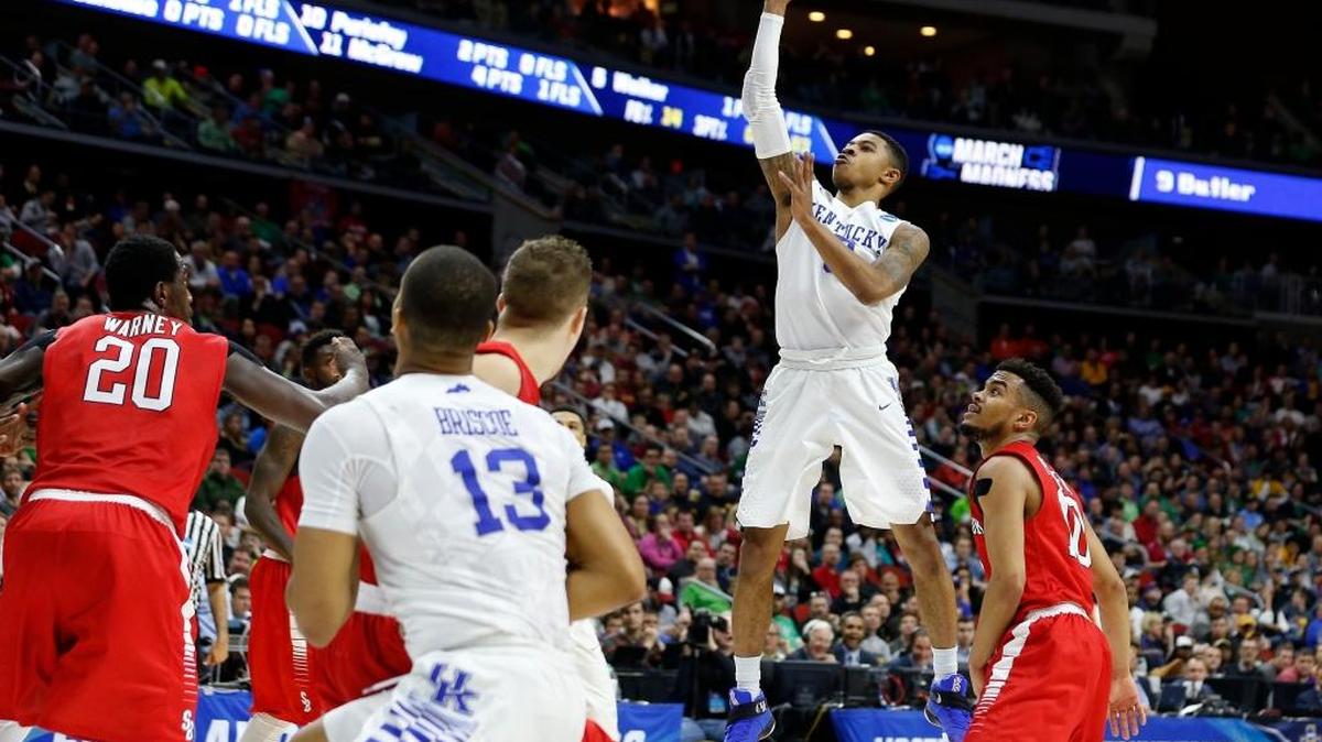 Kentucky Wildcats guard Tyler Ulis (3) scored on a floating jumper during first half action against Stony Brook in the first round of the 2016 NCAA Men's Division I Basketball Tournament in Wells Fargo Arena in Des Moines, IA, Thursday, March 17, 2016.