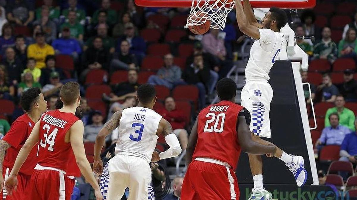 Kentucky Wildcats forward Marcus Lee (00) dunked off a lob pass assist from Kentucky Wildcats guard Tyler Ulis (3) during second half action as the University of Kentucky played Stony Brook University in the first round of the 2016 NCAA Men's Division I Basketball Tournament in Wells Fargo Arena in Des Moines, IA, Thursday, March 17, 2016. UK won 85-57.