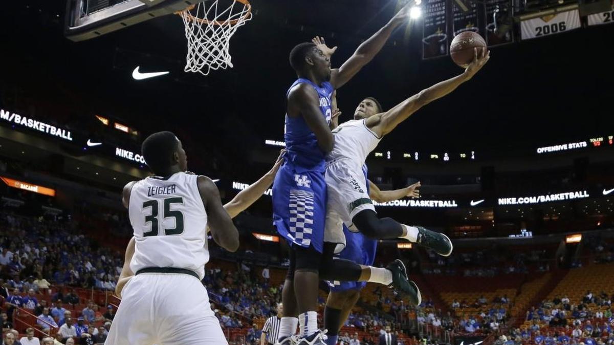 South Florida forward Angel Nunez, right, shoots as Kentucky forward Alex Poythress, left, defends in the first half of the Hoophall Miami Invitational NCAA college basketball tournament, Friday, Nov. 27, 2015, in Miami.